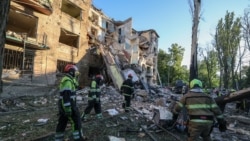 Жители дома в Киеве, в который попала российская ракета, рассказывают об обстреле