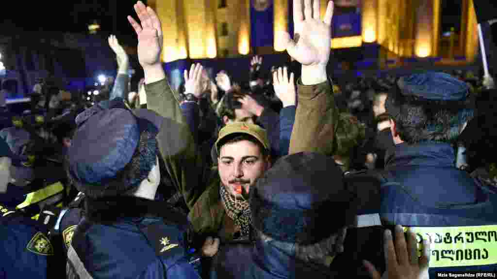 Демонстарция в Тбилиси. Студенты вышли поддержать рабочих, которые требуют улучшения трудового законодательства. Фото – Мзия Саганелидзе