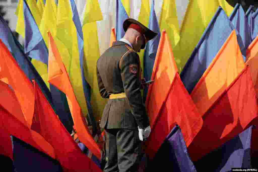 Белорусский военный – на дне города в Заславле