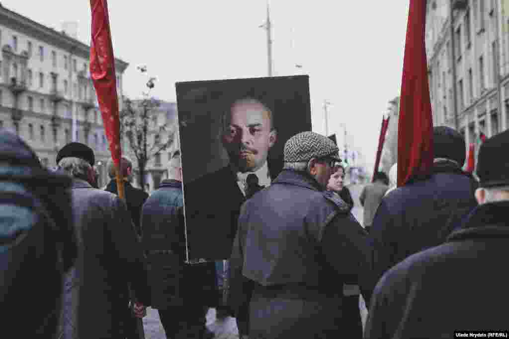 Мужчина с портретом Лениина во время правзднования годовщины Октябрьской революции. Минск. Фото – Влад Грыдзин