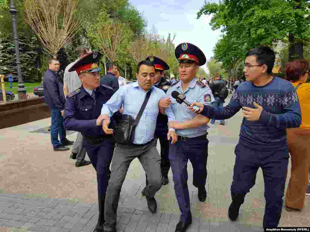 Полиция задерживает протестующего в Алма-Ате 10 мая. Десятки людей оказались в отделениях после демонстрации за освобождение политических заключенных страны. Фото – Асылхан Мамашулы